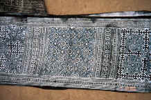 Jpeg 60K Batik design skirt length - Sha Jiao village, Wan Teng township, Xingyi metropolitan area, Guizhou province 0010m04.jpg