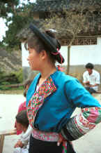 Jpeg 36K Young Miao woman with a jacket more in the Red Hat Miao style - Sha Jiao village, Wan Teng township, Xingyi metropolitan area, Guizhou province 0010m22.jpg
