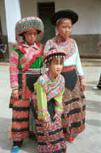Jpeg 43K Clean Water and Red Hat Miao influences on the costume - Sha Jiao village, Wan Teng township, Xingyi metropolitan area, Guizhou province 0010m23.jpg