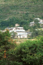 Jpeg 38K Stone houses climbing up the hillside out of the village - Shitou village, Huanggousu township, Zhen Nin county, Guizhou province 0010t34.jpg
