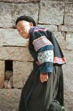 Jpeg 35K Old Bouyei lady - Shitou village, Huanggousu township, Zhen Nin county, Guizhou province 0010t35.jpg