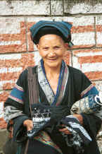 Jpeg 43K Old Bouyei woman selling textiles - Shitou village, Huanggousu township, Zhen Nin county, Guizhou province 0010u03.jpg