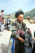 Jpeg 33K Old Bouyei woman selling textiles - Shitou village, Huanggousu township, Zhen Nin county, Guizhou province 0010u09.jpg