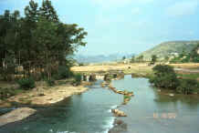 Jpeg 29K The river looking downstream from the bridge at Shitou village, Huanggousu township, Zhen Nin county, Guizhou province 0010u13.jpg