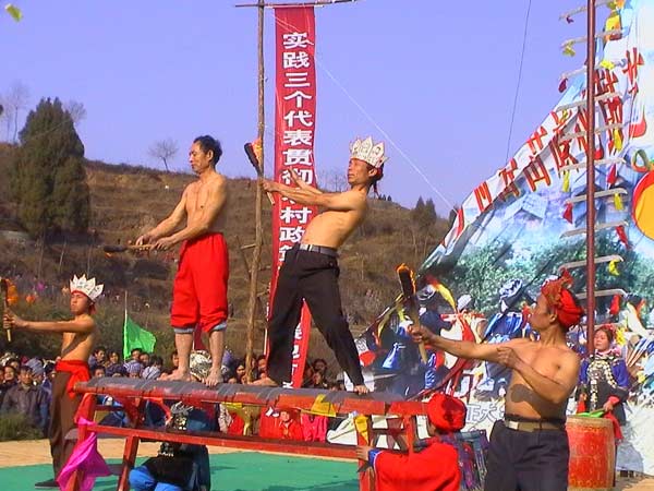 Jpeg 54K Festival in Songtao Miao Autonomous County, Tongren Prefecture, Eastern Guizhou Province, 29 January, 2004.