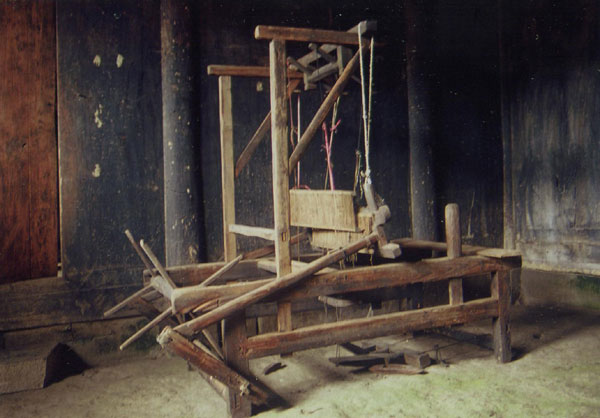 Jpeg 55K Weaving loom, in a village in Songtao Miao Autonomous County, Tongren Prefecture, eastern Guizhou Province.