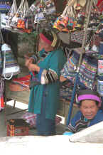 Jpeg 41K Sani traders waiting for custom - Stone Forest, Shilin, Stone Forest county, Yunnan province 0010a17.jpg