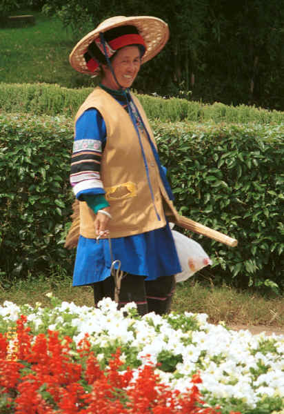 Sani park maintenance worker - Stone Forest, Shilin, Stone Forest county, Yunnan province 0010a19.jpg