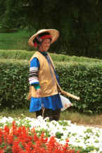 Jpeg 41K Sani park maintenance worker - Stone Forest, Shilin, Stone Forest county, Yunnan province 0010a19.jpg