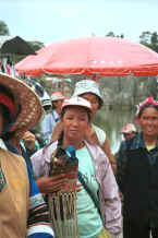 Jpeg 37K Sani trader determined to complete a keen bargain for a traditional bag watched by the competition - Stone Forest, Shilin, Stone Forest county, Yunnan province 0010b09.jpg