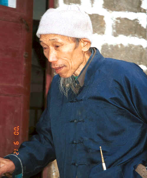 Side Comb Miao old man - Xian Ma village, Hou Chang township, Puding county, Guizhou province 0010y28.jpg