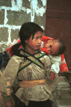 Jpeg 34K Side Comb Miao children - Xian Ma village, Hou Chang township, Puding county, Guizhou province 0010y30.jpg