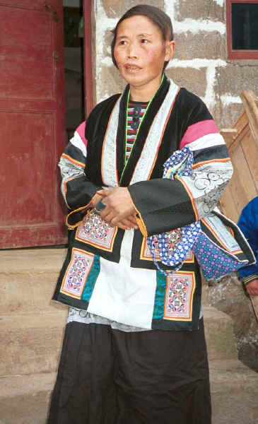 Side Comb Miao woman - Xian Ma village, Hou Chang township, Puding county, Guizhou province 0010y31.jpg