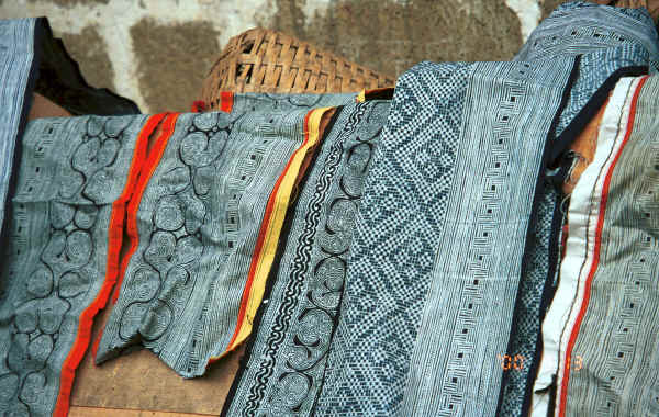 Pieces of Side Comb Miao batik for jackets and skirts - Xian Ma village, Hou Chang township, Puding county, Guizhou province 0010y34.jpg