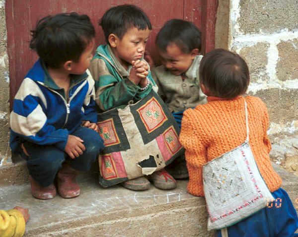 Side Comb Miao children with their school bags - Xian Ma village, Hou Chang township, Puding county, Guizhou province 0010z02.jpg