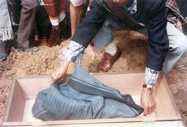 The bones of Nai Horja, the wife of Jakobus L. Tobing and mother of Theodorik L. Tobing, have been dug up from her initial grave in Pematang Siantar, cleaned and wrapped in a sibolang (similar to the one shown in the Vera Tobing collection). the wrapped bones are then placed carefully in a casket for transportation and reburial next to her husband in the Silindung valley. It is not known of which marga Nai Horja was boru. Her formal name is not known but she was always referred to as 'Nai Horja' or Mrs. Horja.