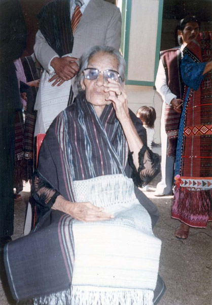 A frail looking Ernestina br. Hutagalung, widow of Theodorik L. Tobing, during the ceremonies for the reburial of the bones of her mother-in-law, Nai Horja. Ernestina was then 89. She is wearing a ragidup in the style of those woven in the Silindung valley.