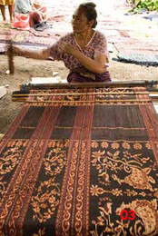 85K Jpg - ikat on the loom at Sikka village