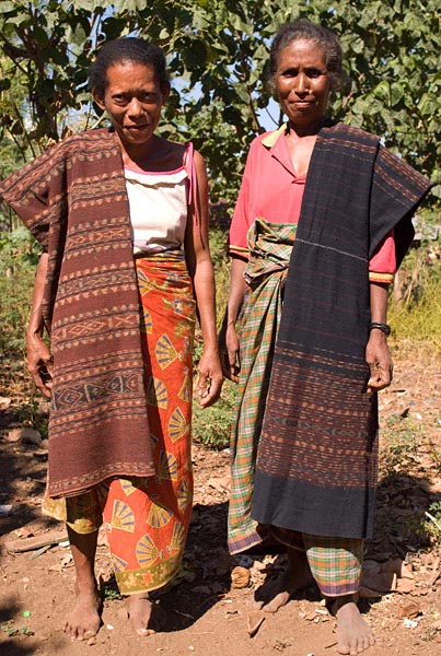 Margareta Lolon (right) and Juliana Boy from Ili Api, with sarongs that they wove themselves. The red sarong on the left is used for wrapping elephant tusks given in bridewealth exchanges, while the dark blue sarong at right is worn by the bride's family members at weddings