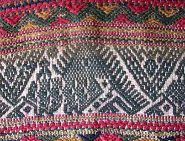 Jpeg 60K Siho supplementary weft at one end of a Tai Daeng pha biang, natural dyes, silk