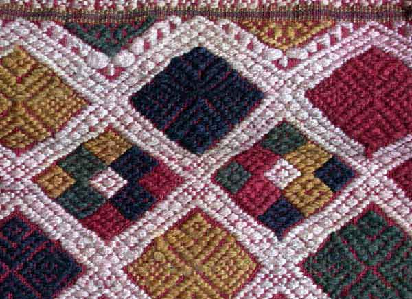 Jpeg 78K supplementary weft at one end of a Tai Daeng pha biang, natural dyes, silk