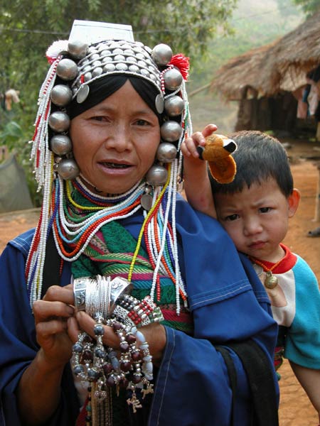 Jpeg 56K Loimi-Akha woman and her son in a village near Chiang Rai 3246