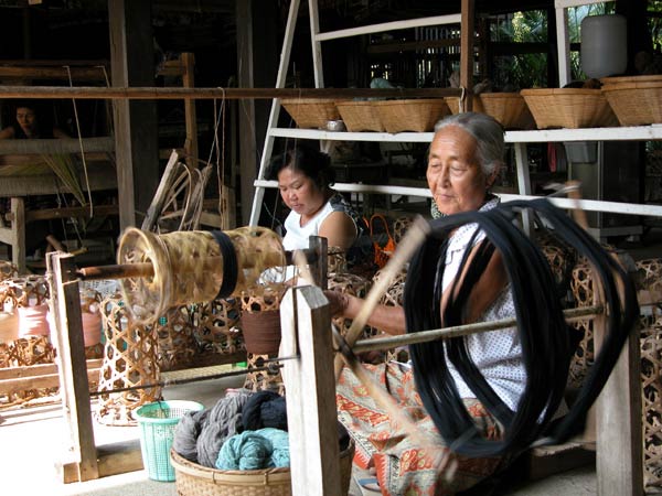 Jpeg 59K Winding the indigo dyed cotton thread at Baan Rai Pai Ngarm textile museum  3362