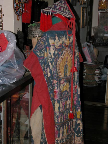 Jpeg 58K Taoist embroidered images on a Yao priest's robe toped by a Yao wedding veil in 'Kesorn Arts' the gallery in Chiang Mai owned by Kesorn and Bucklee Bell. 3396