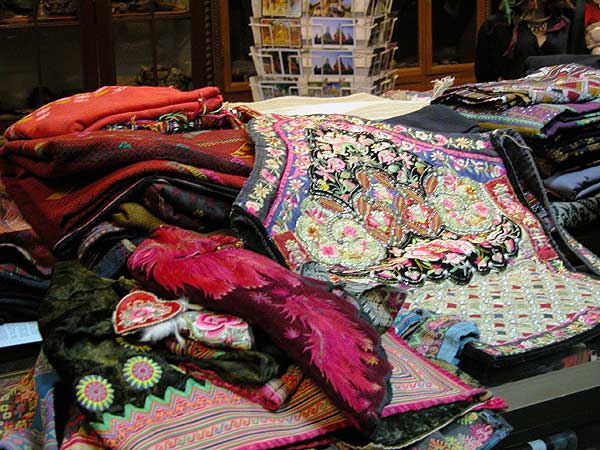 Jpeg 63K A pile of tribal textile goodies in Kesorn and Bucklee Bell's gallery 'Kesorn Arts' in Chiang Mai 3400