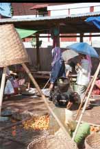Jpeg 65K 2 Padaung women at Kalaw market 9809i09
