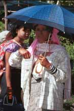 Jpeg 57K Woman sheltering from the sun at Kalaw market 9809i12