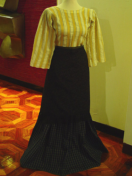 78K Jpg 08 - Woman's pineapple fiber and cotton blouse, Luzon, early 20th century. Shoulder 42 cm, length 42 cm, sleeves 45 cm long, sleeve 43 cm wide