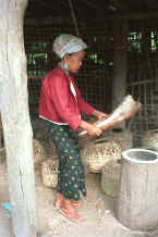 to Jpeg 30K Karen woman cleaning the rice at the elephant mahouts' lodgings near Mae Hong Son 8812j24.jpg