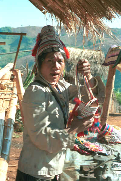 U Lo-Akha woman sell women's headdresses to tourists 8812p22.jpg