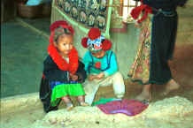 to Jpeg 26K A Yao young girl and boy playing together 8812q06.jpg