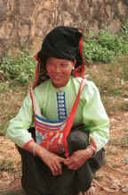 to Jpeg 39K Black Thai woman by her produce at the bottom of the road from the museum in Son La, Son La Province 9510C10.JPG