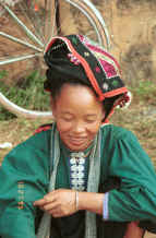 to Jpeg 37K Black Thai woman by her produce at the bottom of the road from the museum in Son La, Son La Province 9510C11.JPG