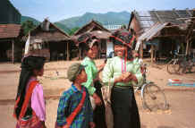 to Jpeg 41K Black Thai women and children in the centre of Ban Vay on the road from Son La to Dien Bien Phu in Son La Province 9510C24.JPG
