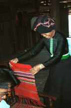 to Jpeg 25K Black Thai woman with a bag she has woven - Dien Bien Phu, Lai Chau Province 9510D03.JPG