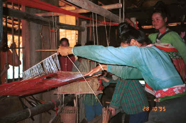 Jpeg 30K Black Thai women demonstrating weaving on a length of weaving for bags and bedding/cushion ends in a village near Dien Bien Phu, Lai Chau Province 9510D18.JPG