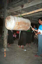 to Jpeg 25K Black Thai beating the drum for dancing - Dien Bien Phu, Lai Chau Province 9510E34.JPG
