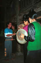 to Jpeg 27K Black Thai beating the drum and playing cymbals for dancing - Dien Bien Phu, Lai Chau Province 9510E36.JPG