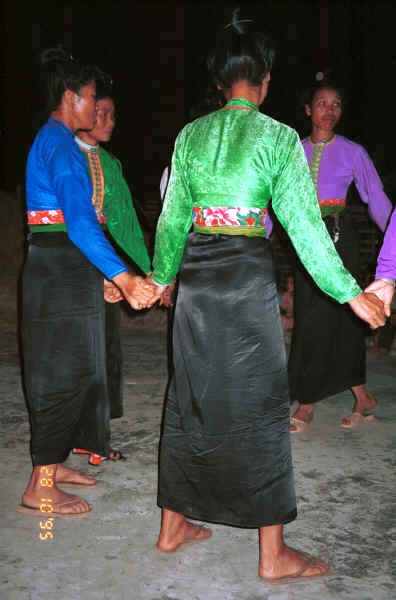 Jpeg 25K Black Thai women dancing, Dien Bien Phu, Lai Chau Province 9510F02.JPG