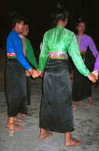 to Jpeg 25K Black Thai women dancing, Dien Bien Phu, Lai Chau Province 9510F02.JPG