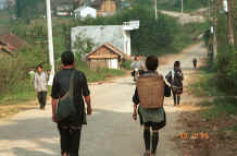 to Jpeg 28K Black Hmong workers returning to their villages outside Sa Pa, Lao Cai Province 9510I24.JPG
