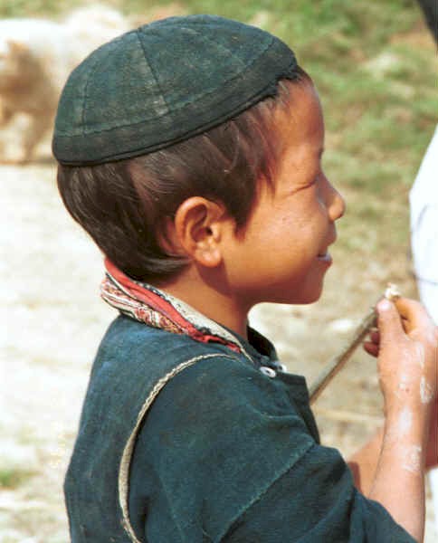 Jpeg 46K Young Black Hmong boy near a school in the hills of Sa Pa, Lao Cai Province - note the embroidered collar on his jacket.  In common with many Hmong groups in Vietnam and Thailand the embroidery is on the underside of the collar. 9510I37.JPG