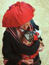 Jpeg 47K Dzao 14 woman with baby in carrier