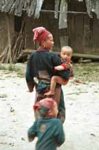 Jpeg 51K Dzao 13 woman and 2 young children