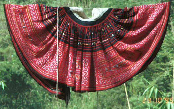 Red Hmong woman's skirt in a village in Lai Chau province, northern Vietnam 9510f26.jpg