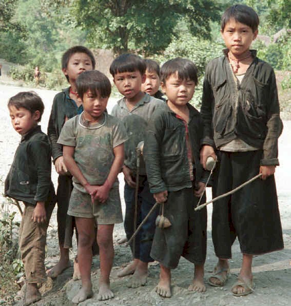 The 'welcoming party' - Red Hmong boys with slings on the road outside their village in Lai Chau province, northern Vietnam 9510f28.jpg